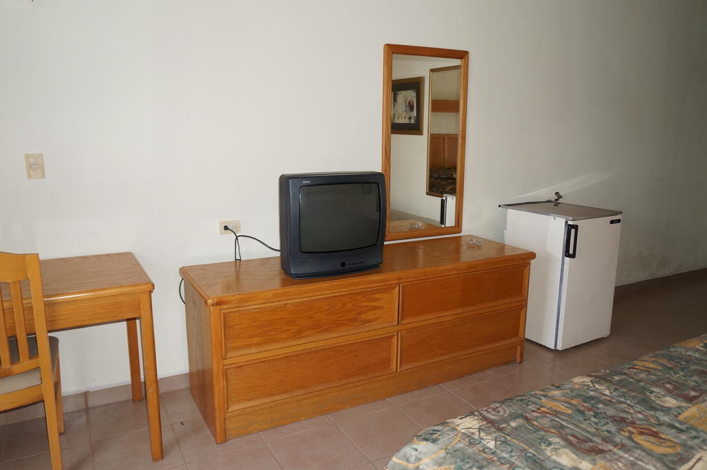 Maria Luisa Inn & Suites Juarez  Стая снимка