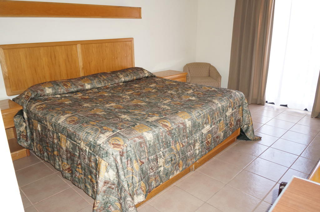 Maria Luisa Inn & Suites Juarez  Стая снимка