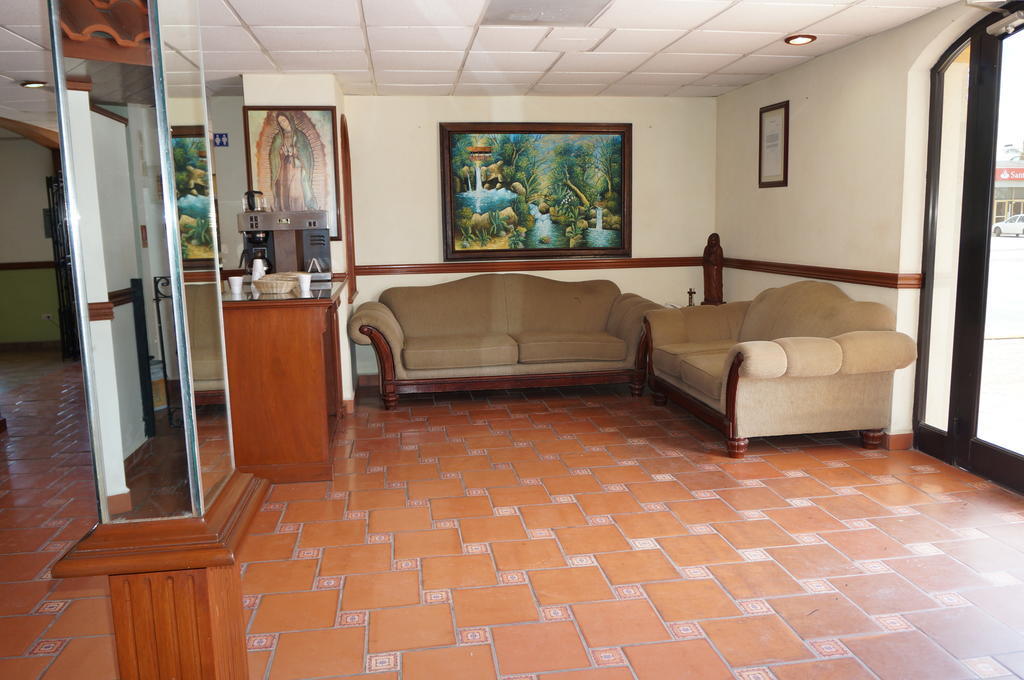Maria Luisa Inn & Suites Juarez  Стая снимка